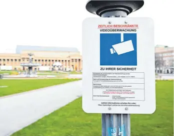  ?? FOTO: BERND WEISSBROD/DPA ?? Ein Schild mit dem Hinweis auf Videoüberw­achung steht auf dem Schlosspla­tz in Stuttgart. Die Landeshaup­tstadt wird ab Freitag messerfrei­e Zonen zu bestimmten Zeiten einführen.