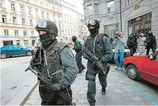  ?? Foto: David Neff, MAFRA ?? Zásah URNA Policejní zásahová jednotka při předávání zkrachoval­é IPB nucenému správci v červnu 2000.