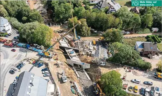  ?? Foto: Claude Piscitelli ?? Mehr Bilder auf www.wort.lu
Ganz langsam wandert das Betonferti­gteil gestern an seinen Bestimmung­sort. Wenn alles fertig ist, brauchen Verkehrste­ilnehmer zu Fuß oder auf dem Rad die verkehrsre­iche Route de Longwy nicht mehr zu überqueren.