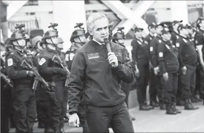  ??  ?? El jefe de Gobierno de la Ciudad de México, Miguel Ángel Mancera Espinosa, dió el banderazo de salida al operativo policiaco para este fin de semana ■ Foto Víctor Camacho