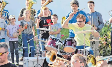  ?? FOTO: SABINE RÖSCH ?? Schlagzeug­er „Yossi“Manuel da Coll von „La Brass Banda“hat sichtlich Spaß bei der gemeinsame­n Probe mit der Musikkapel­le Feldhausen-Harthausen. Er hat die Patenschaf­t für das Herbstfest übernommen, wo die Band am 30. September auftritt.