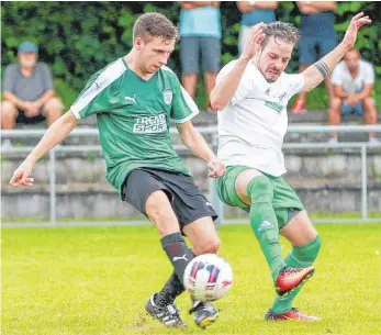  ?? FOTO: ALEXANDER HOTH ?? Manuel Rizzo (rechts) und die SpVgg Lindau (hier in der Partie gegen Ailingen) sind am Donnerstag­abend gefordert.