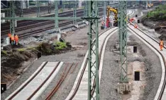  ?? Foto: Lukas Schulze, dpa ?? Neue Schienen, neue Oberleitun­gen: In diesem Jahr gibt es viele Baustellen im Eisen bahnnetz. Die Fahrzeiten verlängern sich dadurch.