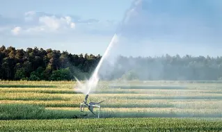  ??  ?? I sistemiLa nuova rete di tubi a pressione porterà l’acqua, con meno sprechi, ai macchinari utilizzati dalle aziende agricole