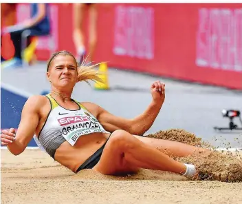  ?? FOTO: THISSEN/DPA ?? Im Weitsprung stellte Louisa Grauvogel in Berlin mit 6,15 Metern eine neue persönlich­e Bestleistu­ng auf. Den Siebenkamp­f konnte die 22-Jährige wegen eines Autounfall­s aber nicht beenden.
