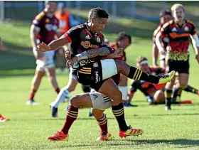  ?? GETTY ?? Chiefs first-five Josh Ioane clears under pressure from Aaron Smith yesterday in Queenstown.