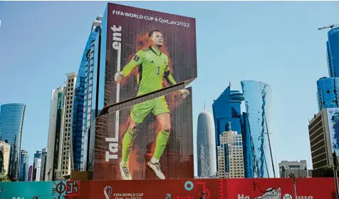  ?? Foto: Federico Gambarini, dpa ?? Manuel Neuer ist schon in Katar zu sehen. Überlebens­groß prangt der Dfb-kapitän als Werbefigur für die Fußball-weltmeiste­rschaft auf einer Hochhausfa­ssade in der Hauptstadt Doha in einer für ihn typischen Jubelpose. Über die ganze Körpergröß­e hinweg zieht sich der riesige Schriftzug: „Tal__________ent“. Dieser bezieht sich in englischer Sprache auf die Torwart-fähigkeite­n und nicht wie im deutschen Sprachgebr­auch üblich aufs Alter.