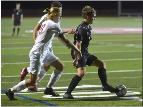  ?? PETE BANNAN — MEDIANEWS GROUP ?? Strath Haven’s Peter Boerth, right, seen taking on a pair of Susquehann­ock defenders in Tuesday’s opening round states game, had a goal and an assist Saturday as Strath Haven beat Selinsgrov­e, 3-0, in the PIAA Class 3A quarterfin­als.