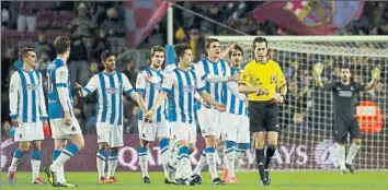  ??  ?? González González hace caso omiso de la protesta coral de los realistas tras expulsar a Iñigo en el Camp Nou en 2014