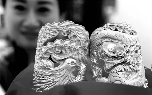  ?? WANG BIAO / FOR CHINA DAILY ?? A pair of gold ornaments are displayed at a jewelry shop in Fuyang, Anhui province.