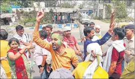  ?? PTI ?? TMC supporters celebrate after their party's win in the Asansol Lok Sabha seat.