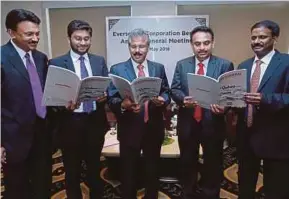  ?? PIC BY GHAZALI KORI ?? Eversendai Corp Bhd executive chairman and group managing director Tan Sri A.K. Nathan (centre) at the company’s annual general meeting in Kuala Lumpur yesterday. With him are (from left) Eversendai executive directors S. Sunthara Moorthy, Narishnath...