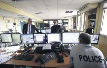  ?? (Photos Patrick Blanchard) ?? Jean-Luc Videlaine a entamé un marathon consultati­f hier à l’hôtel de police de Toulon. Les policiers et gendarmes sont invités à donner leur avis sur le projet gouverneme­ntal de « police de sécurité du quotidien ».