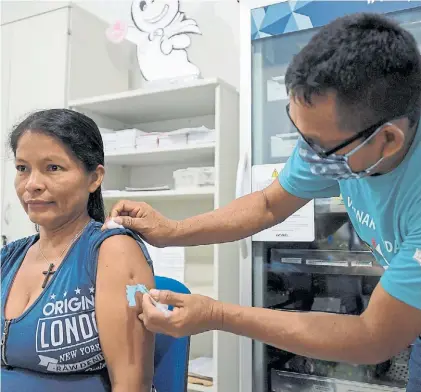  ?? AFP ?? Cuidado. Una indígena de la etnia Ticuna recibe una vacuna en Tabatinga, en el estado de Amazonas.