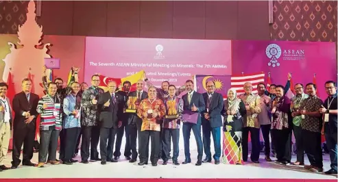  ??  ?? Jubilant malaysians at the 2nd asean mineral awards (ama) in bangkok, where malaysia bagged two awards.