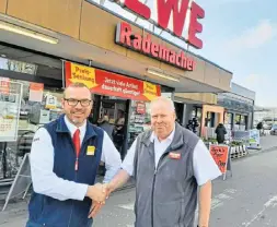  ?? Fotos: Dieter Scholz ?? Ein fester Händedruck: Oliver Rößling (l.) und Dieter Rademacher vor dem Rewe-supermarkt.