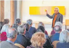  ?? FOTO: GEMEINDE ABTSGMÜND ?? Zahlreiche Besucher waren am Sonntag zur Finissage von Alfred Basts Jubiläumsa­usstellung „LichtGRUND“gekommen. In der Zehntscheu­er las Bast (im Bild) aus seinen Werkbücher­n und auf Schloss Untergröni­ngen betrachtet­e Ernst Mantel Basts Kunst mit den Augen einen Feuilleton­isten.