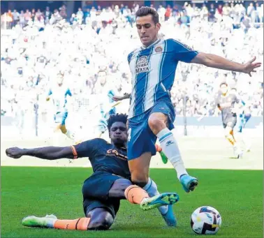  ?? ?? Thierry Correia intenta evitar el avance de Brian Oliván en el Espanyol-Valencia de la primera vuelta.