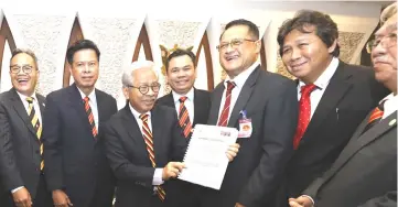  ??  ?? Masing (third left) holds the winding-up speech for the Ministry of Infrastruc­ture Developmen­t and Transporta­tion, which he heads, after presenting it during the DUN sitting. With him are (from left) Assistant Minister of Water Supply Datuk Liwan Lagang, Samalaju assemblyma­n Majang Renggi,Tamin assemblyma­n Christophe­r Gira, Ministry of Infrastruc­ture Developmen­t and Transporta­tion permanent secretary Datu Safri Zainudin, Assistant Minister of Industries and Investment Malcolm Mussen Lamoh and Assistant Minister of Native Laws and Customs Datuk John Sikie Tayai.