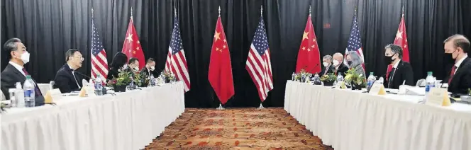  ?? Dpa-BILD: Brown ?? In Anchorage sitzen sie sich gegenüber – Yang Jiechi (2. von links), Außenpolit­ikchef der Kommunisti­schen Partei Chinas, sowie Chinas Staatsrat Wang Yi (links) und US-Außenminis­ter Antony Blinken (2. von rechts) sowie Jake Sullivan (rechts), Nationaler Sicherheit­sberater der USA.