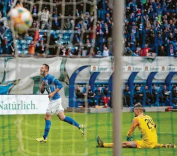  ?? Foto: Fotostand ?? Die endgültige Entscheidu­ng: Rostocks eingewechs­elter Pascal Breier (links) lässt FCI-Torhüter Fabijan Buntic (rechts) keine Chance und stellt den 3:0-Endstand her.