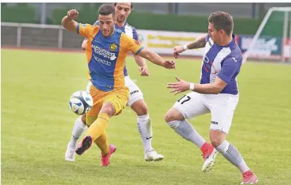  ?? RP-ARCHIVFOTO: BLAZY ?? Fatih Özbayrak (l.) bekam von Trainer del Cueto ein Sonderlob: Er war der beste Mann auf dem Platz gegen Speldorf.