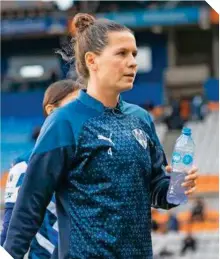  ?? ?? La selecciona­da neerlandes­a Merel Van Dogen de cambio en el duelo ante Pachuca. ingresó