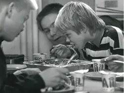  ?? FOTO: HBL-ARKIV/EVY NICKSTRöM ?? Killarna på bilden äter höns- och potatislåd­a i Lönkan, det som i dag är Tölö gymnasium. År 1988 var inte den här rätten på elevernas fem-i-topp-lista.