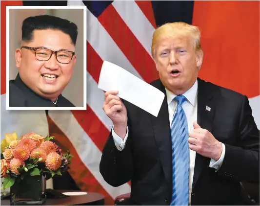  ?? PHOTOS AFP ?? Le président américain montre aux journalist­es une lettre que lui a envoyée le dirigeant nord-coréen Kim Jong-un (en mortaise) sur cette photo captée lors d’une rencontre avec le premier ministre japonais Shinzo Abe mercredi dernier à New York.