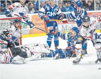  ?? FOTO: FELIX KÄSTLE ?? Mit allem, was sie hatten, stemmten sich die Deggendorf­er um ihren starken Goalie Andrew Hare gegen die Ravensburg Towerstars – hier erfolgreic­h, am Ende gab es dennoch eine klare Niederlage.