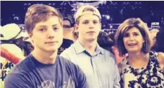  ??  ?? Becky Savage mit ihren Söhnen Jack und Nick.