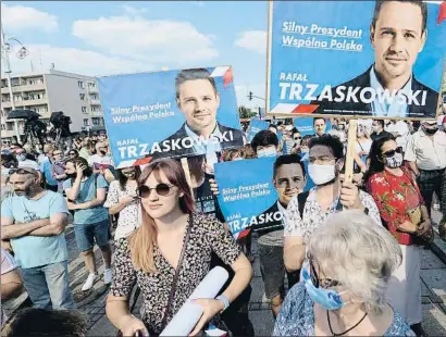  ?? CZAREK SOKOLOWSKI / AP ?? Un míting aquest dissabte del candidat opositor, Rafal Trzaskowsk­i, l’alcalde de Varsòvia