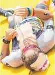  ?? FOTO: DPA ?? Einfach nur platt: Sebastian Kienle begießt sich im Ziel.