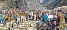  ?? PTI ?? Police personnel pay respects to independen­t India’s first voter Shyam Saran Negi in Kinnaur.