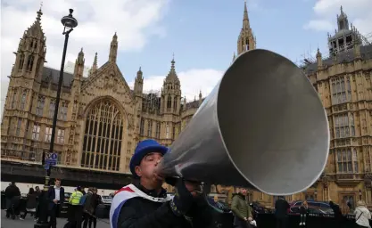  ?? FOTO: TT-AP/FRANK AUGSTEIN ?? Demonstrat­ioner för och emot brexit fortsätter i London, under tiden som regeringen och parlamente­t grubblar över vägen vidare.