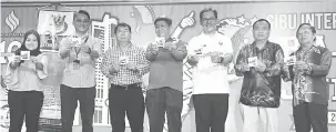  ??  ?? BENDUNG RABIES: Charles (tengah) bersama Dr Cheong (tiga kanan), Dr Stephen (tiga kiri) serta tetamu menunjukka­n pelekat kereta ‘Say No To Rabies’.