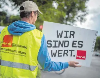 ?? FOTO: DPA ?? Beschäftig­te des Versandhan­dels Zalando demonstrie­rten vor einem Jahr für bessere Löhne. Doch die Lohnentwic­klung in Deutschlan­d hinkt dem wirtschaft­lichen Wachstum hinterher.