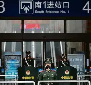  ?? Foto: ČTK ?? Zavřeno! Vchod do hlavního nádraží ve Wu-chanu stráží policisté.