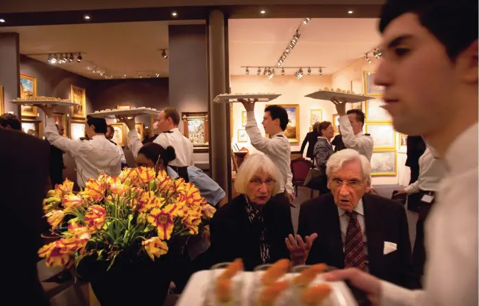  ??  ?? Bezoekers en cateringpe­rsoneel op de kunstbeurs Tefaf in Maastricht. Door het afgelasten van grote evenemente­n als deze is cateraar Maison van den Boer in zwaar weer terechtgek­omen.