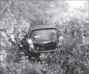  ??  ?? En la maleza acabó un auto tipo Beat, cuyo guiador dormitó en el tramo Motul-Dzununcán, ayer temprano