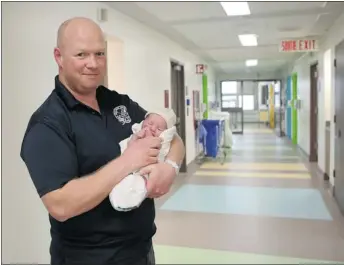  ?? PHOTOS: MARIE-FRANCE COALLIER/ THE GAZETTE ?? Greg Bagshaw holds his newborn daughter at the Lakeshore General birthing centre.