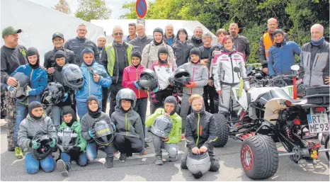  ?? FOTOS: CARLA GÜNTHER ?? Vor dem Start: Die jungen Teilnehmer der Quad-Tour mit ihren Fahrern in Heroldstat­t.