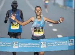  ??  ?? Roza Dereje, una de las estrellas de la eDreams Mitja Marató de Barcelona