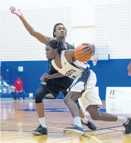  ?? RYAN MCCULLOUGH/NIAGARA COLLEGE ?? Niagara's Von Hutchinson Jr., with the ball, drives to the basket in men's college basketball versus Lambton in Welland.