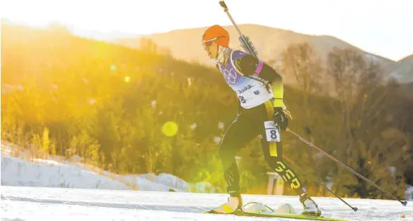  ?? FOTO: GEPA PICTURES/IMAGO IMAGES ?? Selbst der Himmel leuchtet golden: Völlig überrasche­nd läuft Denise Herrmann im Biathlon-Einzel zum Olympiasie­g.