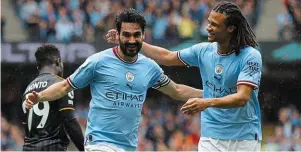  ?? | PHOTO : REUTERS ?? Ilkay Gündogan, félicité par Nathan Aké, a inscrit un doublé hier.