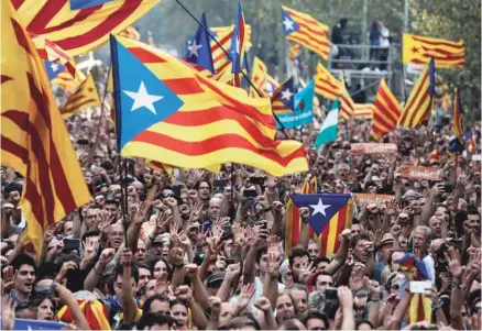  ?? PAU BARRENA AGENCE FRANCE-PRESSE ?? Pour la récente déclaratio­n d’indépendan­ce de la Catalogne, plusieurs membres du gouverneme­nt sont poursuivis par le procureur général de l’État espagnol et risquent la prison.