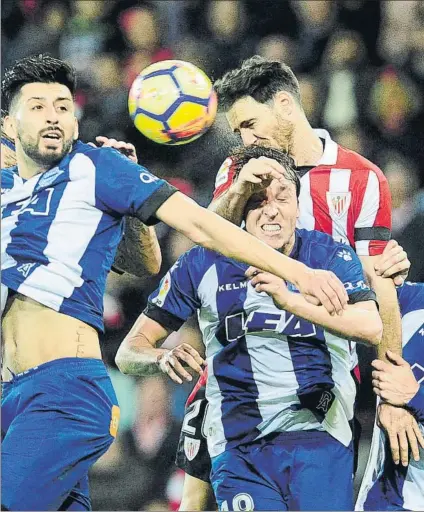  ?? FOTO: JUAN ECHEVERRÍA ?? A por todas El Athletic protagoniz­a una buena remontada en la tabla, con victorias como la lograda ante el Alavés