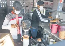  ?? YOGENDRA KUMAR/HT PHOTO ?? The owner of the dhaba said that not only have customers stopped coming to the eatery, but he had to n buy protective equipment for his employees.