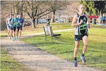  ?? FOTO: TUTTLINGER SPORTFREUN­DE ?? Auf und davon: Der Tuttlinger Valentin Wernz (rechts) erläuft sich bereits nach knapp einem Kilometer im Donaupark einen Vorsprung, baut diesen aus, und lässt seinen Verfolgern keine Chance.